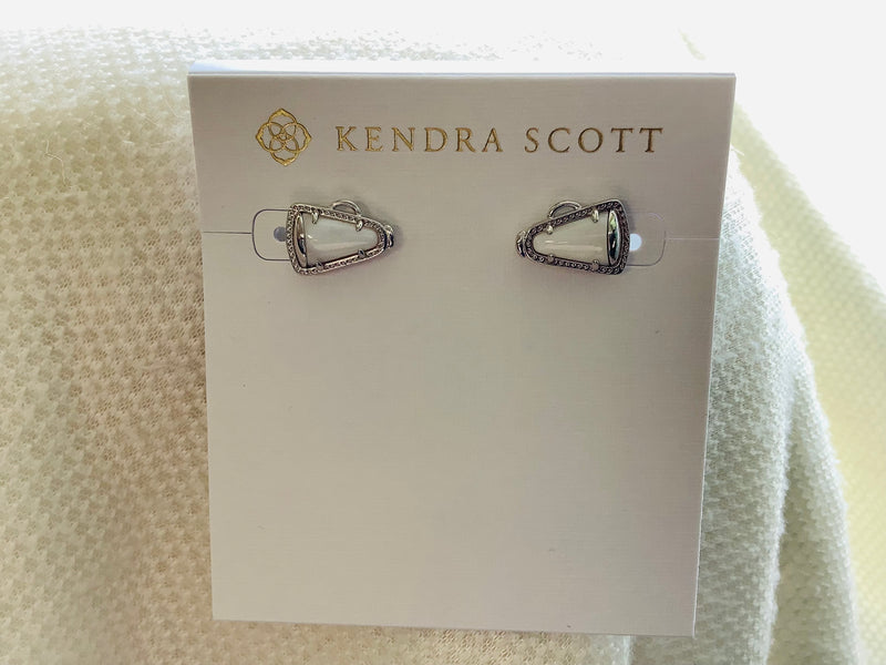CHEER STUD EARRINGS RHOD WHITE MOP!